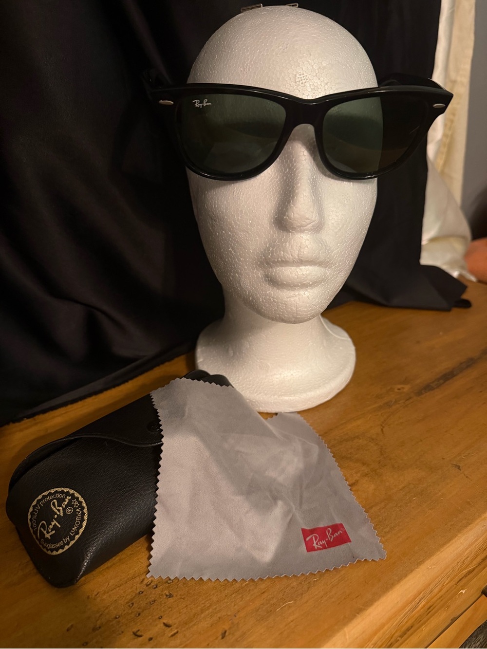 Ray-Ban Men’s Black Frame Sunglasses with Green Lenses